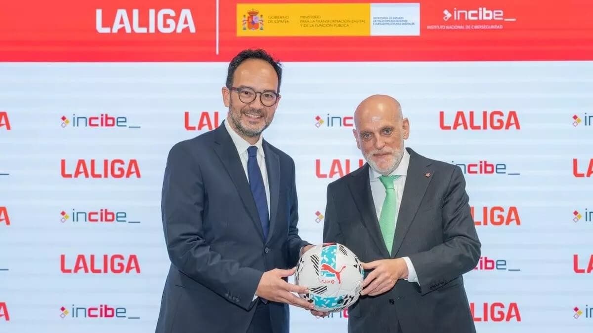 El secretario de Estado de Telecomunicaciones, Antonio Hernando, y el presidente de LaLiga, Javier Tebas, durante la firma del acuerdo.